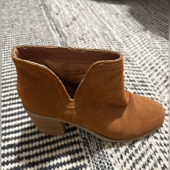 Urban Outfitters suede ankle booties with 3 inch heel. - Picture 2 of 5